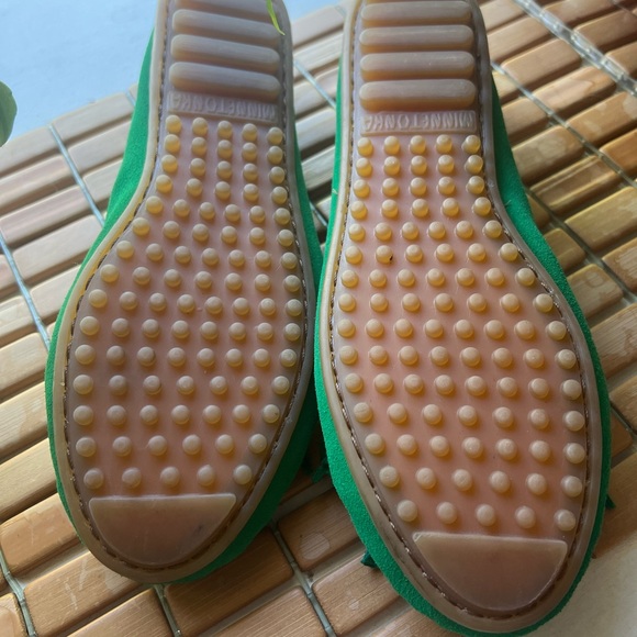 Rare Kelly green Minnetonka Moccasins like new - Picture 2 of 6
